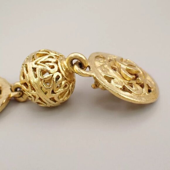 CHANEL CC Paisley Motif Drop Earrings 95P Clip-On Gold-Plated Vintage - Picture 12 of 15